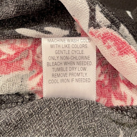 Candie’s Black with Red Floral Print Twist Front Short-sleeved Blouse, sz L - Picture 5 of 5